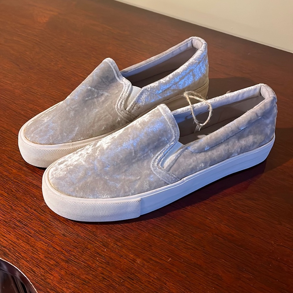 NWT! Velour slide ons